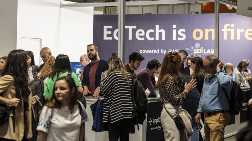 Group of people in the exhibition floor during EXPOELEARNING 2023