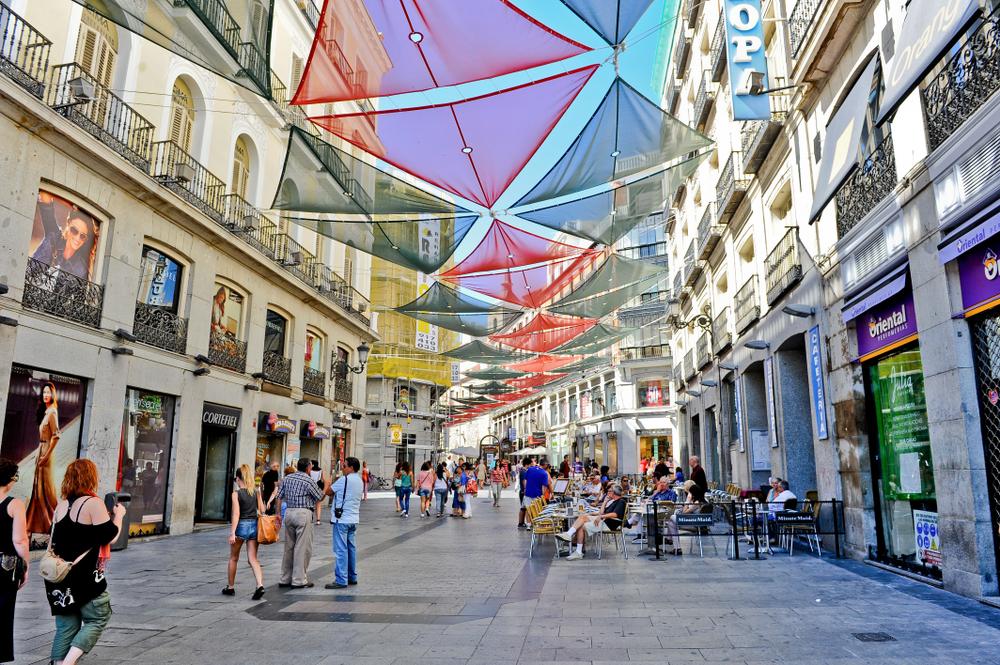 Gente caminando por el centro de Madrid