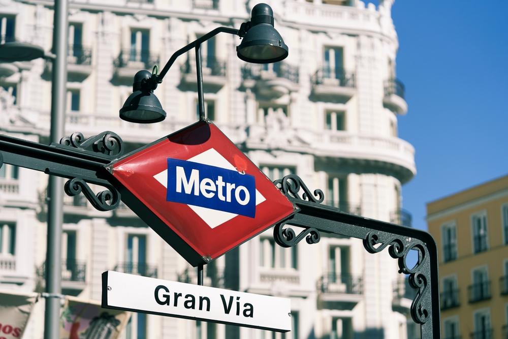 Señalética de estación de metro de Gran Vía en Madrid, España